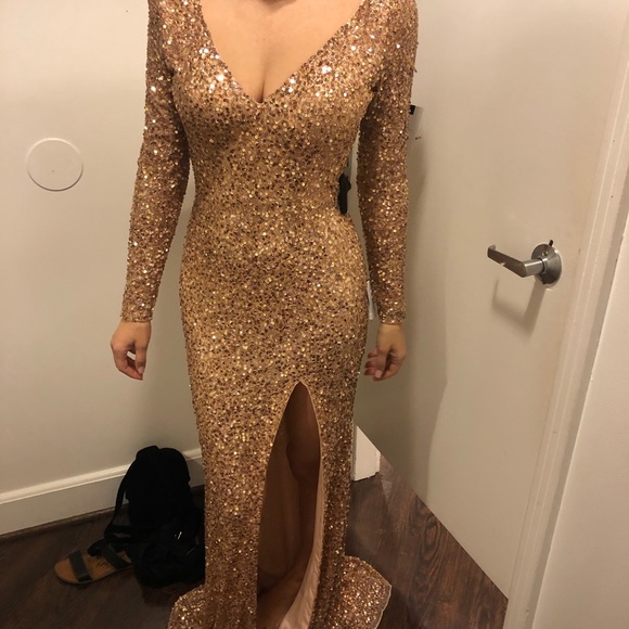 Beautiful gold sequins gown - Picture 2 of 4